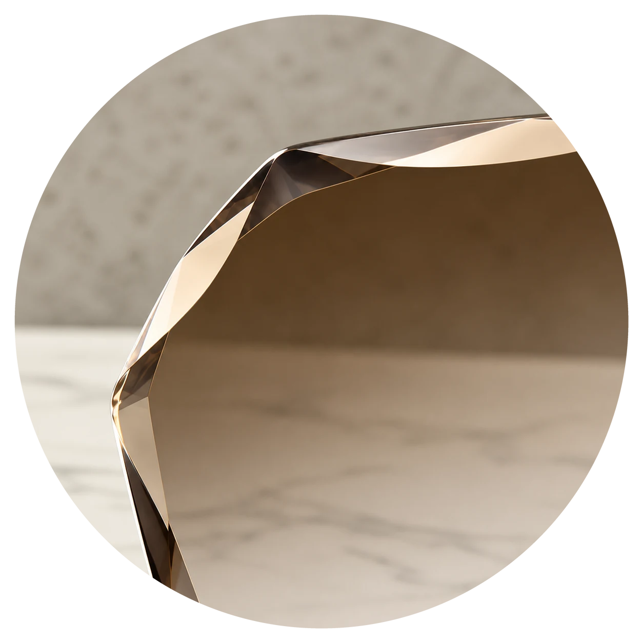 Close-up van een facetgeslepen diamond cut rand op een brillenglas